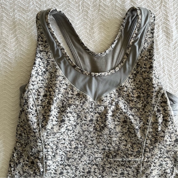 Lululemon Racerback Grey Floral Turbo Tank Tone It Built in Bra - Picture 4 of 11